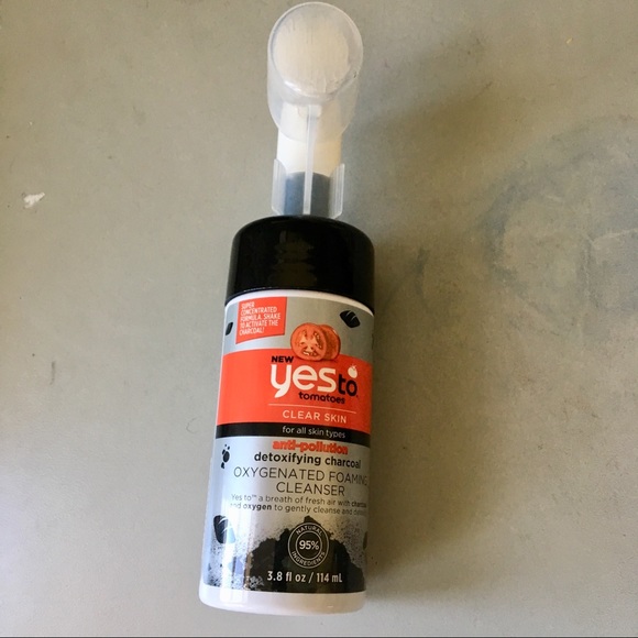 Yes To Tomatoes Detoxifying Charcoal Cleanser - Picture 6 of 6